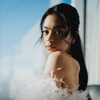 Wajah Eva Celia yang cantik nan eksotis dipulas riasan tipis hasil tangan makeup artist Aditya. Foto: Instagram/@thebridestory