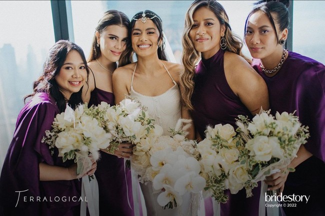 Gaun model mermaid tersebut merupakan rancangan desainer Hian Tjen. Siluet yang konstruktif menampilkan perpaduan antara gaya klasik dan modern yang tak biasa. Foto: Instagram/@thebridestory