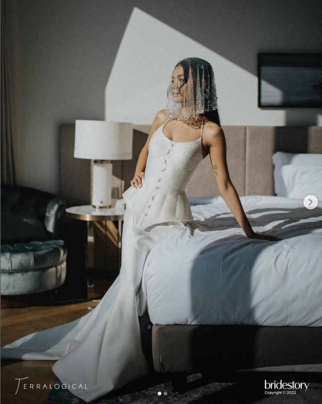 Eva Celia pun memercayakan penampilan untuk momen spesialnya kepada Hian Tjen. Desainer asal Pemangkat, Kalimantan Barat, ini merancang gaun pengantin yang memadukan unsur klasik dan modern. Sebuah gaun dengan korset konstruktif dan veil seleher bertabur payet menjadi andalan Eva. (Foto: Instagram/@bridestory)