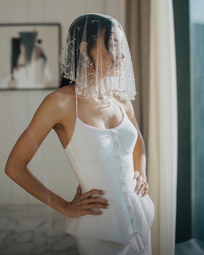 Tak lupa veil pendek dengan taburan payet dan kristal menambah cantik penampilan penyanyi 29 tahun ini. Foto: Instagram/@thebridestory