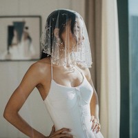 Tak lupa veil pendek dengan taburan payet dan kristal menambah cantik penampilan penyanyi 29 tahun ini. Foto: Instagram/@thebridestory