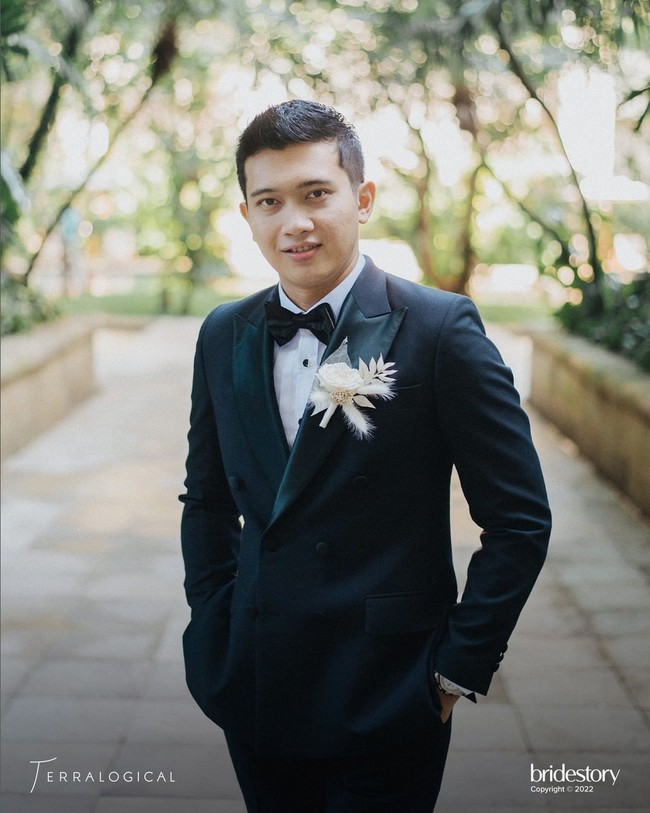 Sang mempelai pria pun tak kalah tampil total. Demas Narawangsa tampil elegan dan gagah mengenakan setelan jas koleksi Wong Hang Tailor. Foto: Instagram/@thebridestory