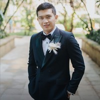 Sang mempelai pria pun tak kalah tampil total. Demas Narawangsa tampil elegan dan gagah mengenakan setelan jas koleksi Wong Hang Tailor. Foto: Instagram/@thebridestory