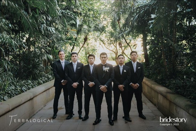 Korsase berwarna putih melengkapi penampilan musisi sekaligus sinematografer ini di hari bahagianya. Foto: Instagram/@thebridestory