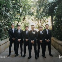 Korsase berwarna putih melengkapi penampilan musisi sekaligus sinematografer ini di hari bahagianya. Foto: Instagram/@thebridestory