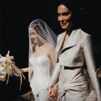 Menuju altar untuk pemberkatan, tampak Eva Celia mengganti veil yang lebih panjang. Dia juga memakai headpiece berwarna silver. Foto: Instagram/@thebridestory