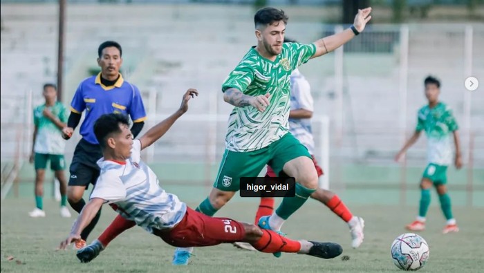 Persebaya Surabaya melakoni laga uji coba melawan Putra Delta Sidoarjo. Laga digelar di Stadion Gelora 10 November.