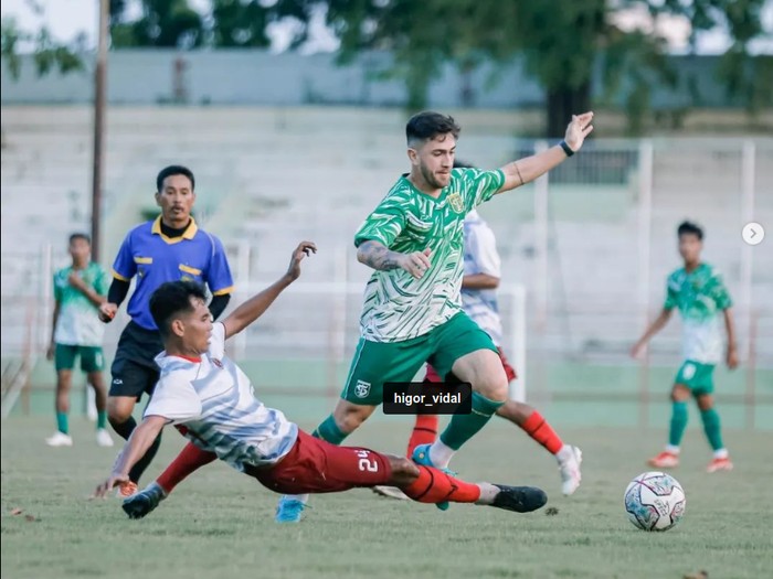 Persebaya Surabaya melakoni laga uji coba melawan Putra Delta Sidoarjo. Laga digelar di Stadion Gelora 10 November.