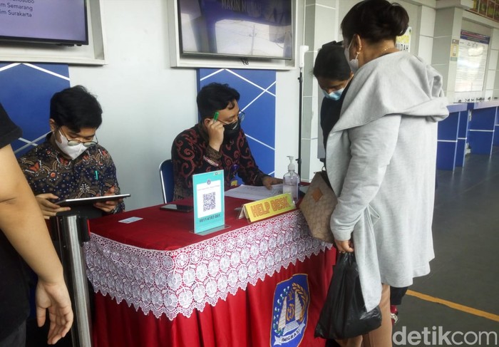 Petugas Imigrasi Klas I Khusus TPI Medan saat melayani pemohon paspor