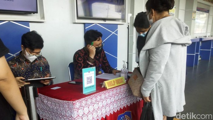 Petugas Imigrasi Klas I Khusus TPI Medan saat melayani pemohon paspor