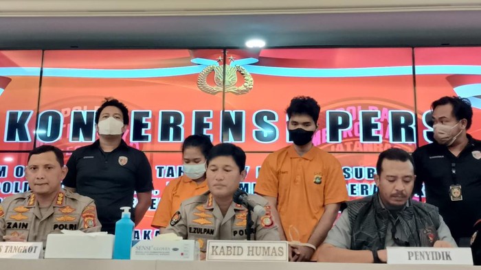 Polisi tangkap dua tersangka pembunuhan pria yang mayatnya ditemukan di pinggir Tol Tangerang. Salah satu tersangka adalah mantan pacar korban.