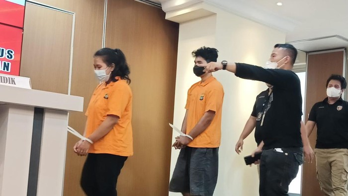 Polisi tangkap dua tersangka pembunuhan pria yang mayatnya ditemukan di pinggir Tol Tangerang. Salah satu tersangka adalah mantan pacar korban.