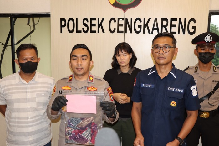 Polsek Cengkareng menangkap seorang pria berinisial S (52) karena memperkosa karyawan sendiri. Tersangka bahkan pernah menjual bayi yang dilahirkan korban. (dok Istimewa)