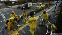 Lebih lanjut, Bina Marga Jakarta Pusat akan berkoordinasi dengan Bina Marga Menteng. Keduanya dilibatkan untuk memasang portal S di trotoar Metropole.