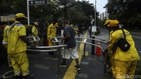 Tampak pejalan kaki melintas di portal S.