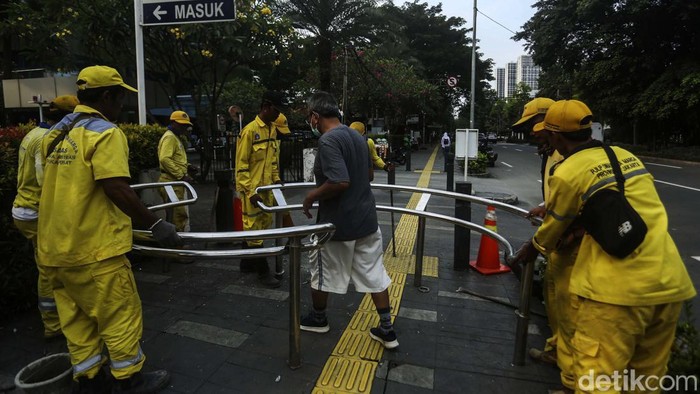 Portal S Penghalang Motor Mulai Dipasang di Trotoar Metropole Petugas dari Dinas Bina Marga DKI Jakarta memasang portal S di trotoar Metropole, Jakarta, Jumat (3/6). Portal ini untuk menghalau pemotor masuk ke trotoar.