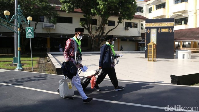 Kloter pertama jamaah haji dari wilayah Jabar tiba di Asrama Haji Kota Bekasi. Jamaah kloter pertama ini berasal dari Kabupaten Subang dan berjumlah 408 orang.