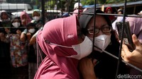 Sejumlah jamaah calon haji berpamitan dengan anggota keluarga di kawasan Asrama Haji Kota Bekasi.