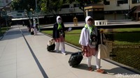Kloter pertama jamaah haji dari wilayah Jawa Barat tiba di Asrama Haji Bekasi, Jl Kemakmuran, Kota Bekasi, Jumat (3/6/2022).