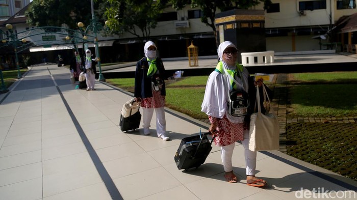 Potret Ratusan Calhaj Asal Jabar Mulai Masuki Asrama Haji Bekasi Kloter pertama jamaah haji dari wilayah Jabar tiba di Asrama Haji Kota Bekasi. Jamaah kloter pertama ini berasal dari Kabupaten Subang dan berjumlah 408 orang.