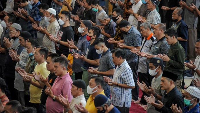 Ribuan umat Islam melaksanakan salat Gaib di Masjid Raya Bandung. Salat Gaib itu digelar untuk putra Ridwan Kamil, Eril yang dinyatakan tenggelam di Sungai Aare