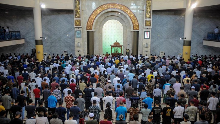 Ribuan umat Islam melaksanakan salat Gaib di Masjid Raya Bandung. Salat Gaib itu digelar untuk putra Ridwan Kamil, Eril yang dinyatakan tenggelam di Sungai Aare