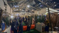 Stand UKM ini digelar tepat di pintu masuk Pagelaran Sabang - Merauke di Djakarta Theater.