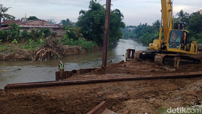 Proses perbaikan jalan di Gang Raja Aceh
