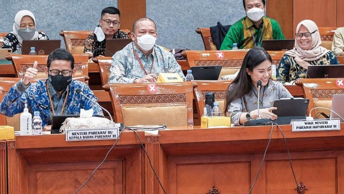 Menparekraf Sandiaga Uno dan Wamenparekraf Angela Tanoesoedibjo beserta para pejabat eselon I dan Ii di lingkungan Kemenparekraf menghadiri rapat kerja dengan Komisi X DPR RI, Jakarta, Kamis (2/6/2022). Pada kesempatan itu Menparekraf memaparkan resume pagu anggaran tahun anggaran 2023.