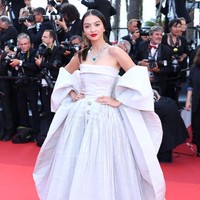 Tampil bak putri, Raline Shah kembali mencuri perhatian mengenakan gaun putih dengan detail ruffle oversized. Gaun yang dipercantik aksen lipit ini keluaran Ashi Studio yang berbasis di Paris. Foto: WireImage/Daniele Venturelli