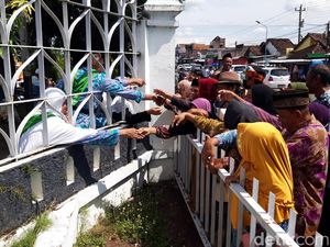 Ngalap Berkah, Warga Pati Ramai-ramai Antar Kerabat Pergi Haji