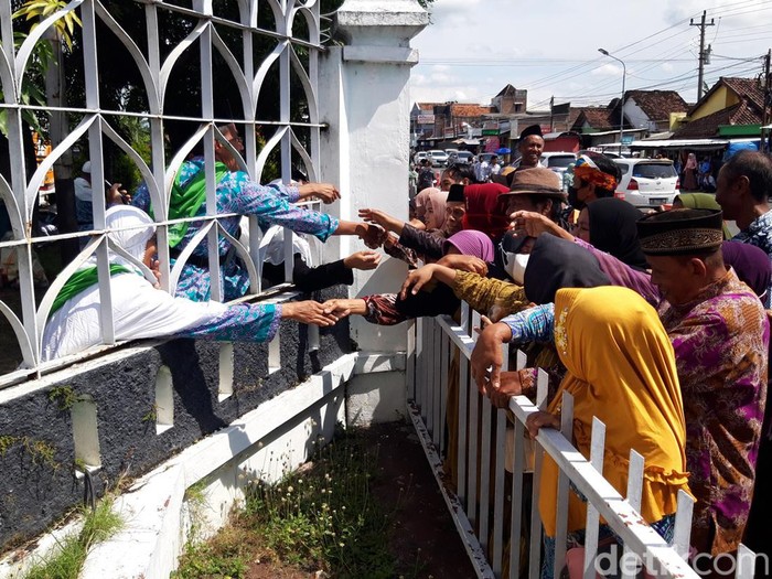 Ramai-ramai warga menganyar calon jemaah haji di Asrama Haji Donohudan, Boyolali, Jumat (3/6/2022).