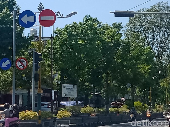 Rambu di Jalan Pemuda di Tugu Adipura, Klaten, Jumat (3/6/2022).
