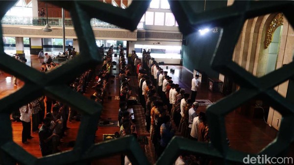 Ratusan ASN Pemkot Bandung Salat Gaib untuk Putra Ridwan Kamil