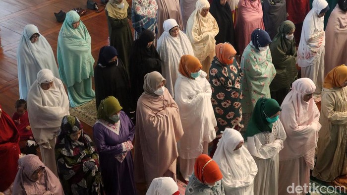 Ratusan ASN Pemkot Bandung Salat Gaib untuk Putra Ridwan Kamil Ratusan ASN Pemkot Bandung gelar doa bersama dan salat gaib untuk anak Gubernur Jawa Barat Ridwan Kamil. Salat digelar di Masjid Al-Ukuwwah Kota Bandung.