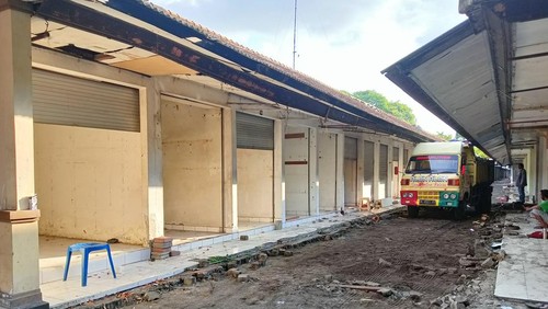 Ratusan kios di Pasar Seni Kuta mulai dibongkar terkait penataan destinasi wisata Pantai Kuta yang merupakan proyek pusat bersama Pemkab Badung, Jumat (3/6/2022).