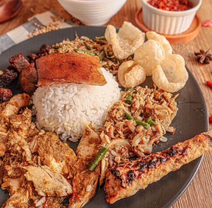 Gurih Juicy! Babi Guling Enak Bisa Dinikmati di 5 Tempat Ini