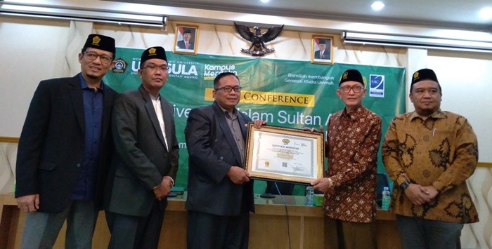 Rektor Unissula Prof Dr Gunarto (tengah) menerima piagam akreditasi unggul Unissula.