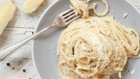 Sesuai dengan namanya spaghetti cacio e pepe ini dibuat dengan 2 bahan saja, lada hitam dan keju. Pilih keju yang bagus kualitasnya dan ikuti saja langkah pembuatannya di resep ini. Foto: iStock