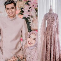 Baju lamaran hijab ala Ria Ricis bisa menjadi inspirasi. Youtuber 26 tahun itu tampil cantik dengan dress ungu. Dress panjang tersebut tampak elegan dengan taburan payet silver yang memberikan kesan mewah. Pada satu sisi pada bagian pundaknya diberikan ornamen tulle memanjang bak sayap yang menambah kesan glamour. Busana cantik tersebut datang dari desainer lokal Anggi Asmara. Ricis melengkapi penampilannya dengan hijab ungu polos yang warnanya senada dengan gaunnya. Menyelaraskan dengan busananya, Teuku Ryan tampil dengan beskap modern polos warna senada.  Foto: Dok. Instagram @riaricis1795.