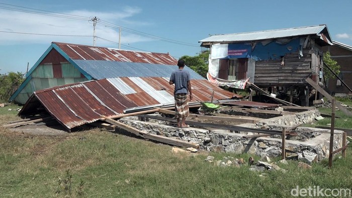 Rumah warga di Polman ambruk diterjang angin kencang.