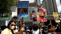 Massa menggelar aksi solidaritas untuk muslim Uighur di depan Kedutaan Besar China, Jakarta, Jumat (3/6/2022).