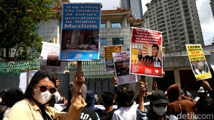 Saat Kedubes China Digeruduk Massa Aksi Solidaritas Muslim Uighur Kedutaan Besar China di Jakarta digeruduk massa. Di sana massa gelar aksi solidaritas untuk Muslim Uighur. Begini penampakannya.