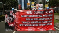Dalam aksinya, massa tampak membawa spanduk dan beragam poster berisi aspirasi mereka.