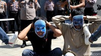 Sementara itu, dalam aksi tersebut massa menutut pemerintah China melalui kedutaan besarnya di Indonesia untuk segera menghentikan penyiksaan, penyanderaan, dan pelarangan umat muslim Uighur dalam melaksanakan aktivitas ibadah.