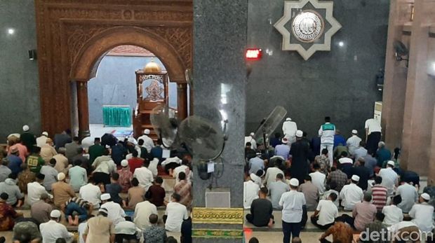 Salat gaib di Cirebon.
