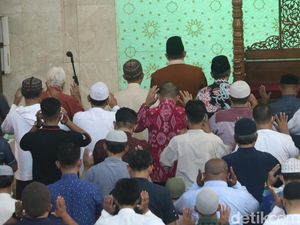 Ribuan Jemaah Masjid Agung Bandung Ikuti Salat Gaib untuk Eril