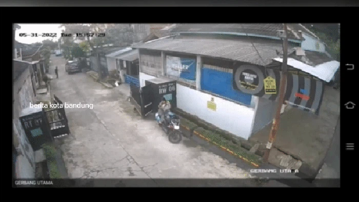 Sejoli pencuri kucing dikejar anjing di Bandung.