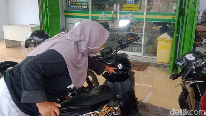 Sepeda motor yang gagal dicuri di depan Toko MU, jalan Klaten-Boyolali, Kecamatan Tulung, Jumat (2/6/2022).