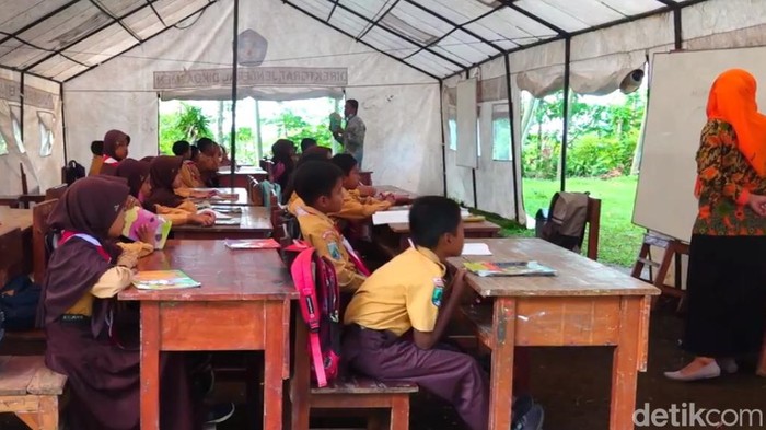 Siswa SD Negeri Kertowono 04 Lumajang sekolah di tenda darurat